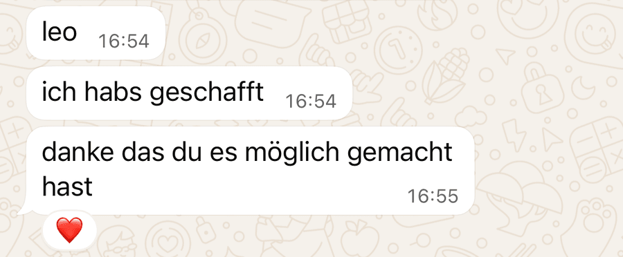 WhatsApp-Nachricht: „leo — ich habs geschafft — danke das du es möglich gemacht hast“ mit rotem Herz.